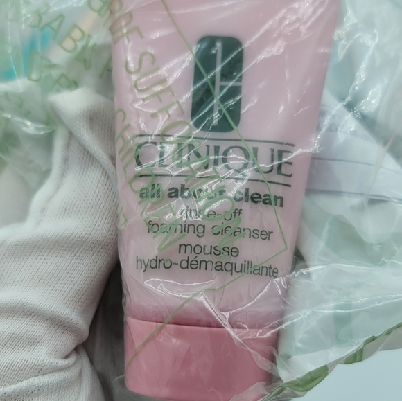Clinique Glowy Skin 8 Piece Set With Cosmetic Case NEW #679 GIFT WITH PURCHASE - Picture 6 of 10